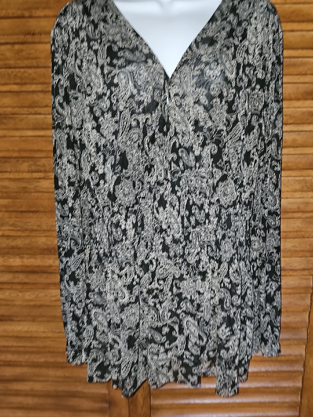 Women's Black Paisley V-Neck Long Sleeve Top